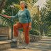 Mujer adulta mayor realiza un ejercicio subiendo un escalón en un parque, con una mano apoyada en la barandilla.