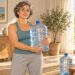Con un par de garrafas de agua se puede entrenar la fuerza y cuidar los huesos en casa.