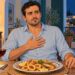 Cenar platos grasos y tarde es un detonante habitual de la acidez estomacal.