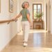 Caminar hacia atrás, con un punto de apoyo cerca, protege la rodilla y entrena el equilibrio.