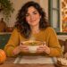 Un cuenco de sopa de verduras caliente, ligera y reconfortante para cenar en otoño.