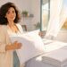 Ventilar el dormitorio y renovar la ropa de cama ayuda a respirar mejor en otoño.