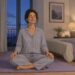 Unos minutos de estiramientos suaves sobre la esterilla preparan el cuerpo para un descanso más profundo.