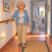 Una vivienda bien iluminada, con pasamanos y suelos despejados, ayuda a prevenir caídas después de los 65.