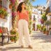 Pasear a mediodía con los brazos descubiertos ayuda a mantener la vitamina D en niveles normales.