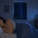 Dormir con la tele encendida deja la luz y el ruido llegando al cerebro dormido.