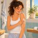 Una rutina constante de exfoliación suave e hidratación ayuda a suavizar los granitos de la queratosis pilar.
