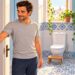 Dejar el móvil fuera del baño es un gesto sencillo para prevenir las hemorroides.