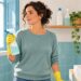 Limpiar el baño con un solo producto y la ventana abierta protege tus pulmones.