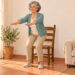 Levantarse de una silla de forma controlada fortalece las piernas y frena la sarcopenia después de los 60.
