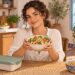 Un plato de quinoa con verduras y garbanzos ayuda a llegar saciado a media tarde.