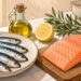 Sardinas y salmón aportan omega-3 con beneficios dentro de una dieta cardioprotectora.