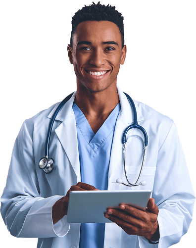 Médico sorridente segurando um tablet, vestindo jaleco branco, estetoscópio ao redor do pescoço e uniforme azul