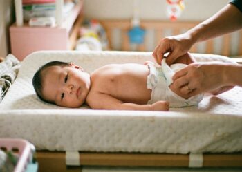 O cocô do bebê ficou verde? Entenda o que isso realmente significa