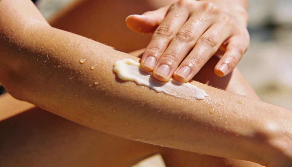 O uso diário do protetor solar pode evitar danos que você não vê na pele