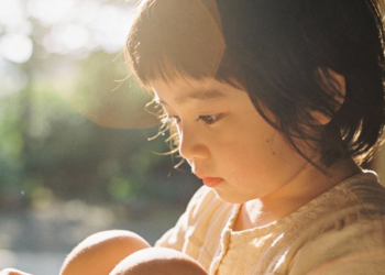 Nem Alzheimer, nem Parkinson: essa condição rara envelhece o corpo, mas mantém a mente intacta até o fim da infância