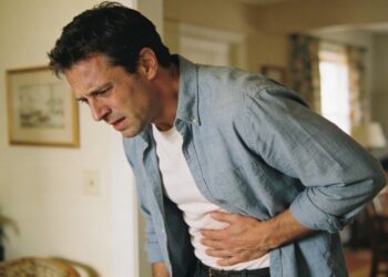 Dor que começa no umbigo e desce pode ser apendicite e exige atenção