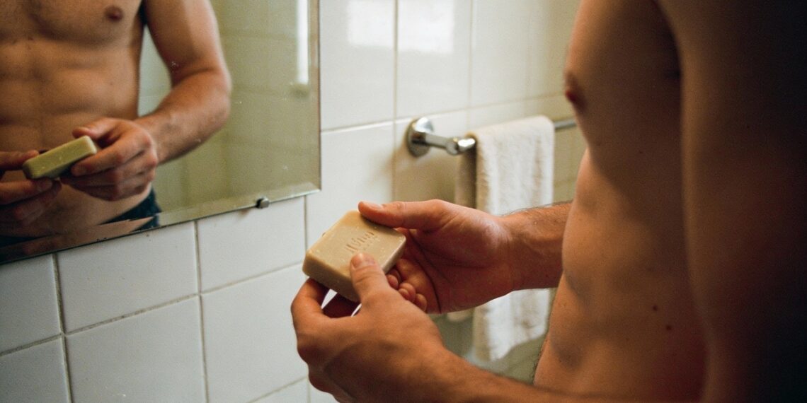 Usar sabonete íntimo feminino pode causar irritação nos homens?
