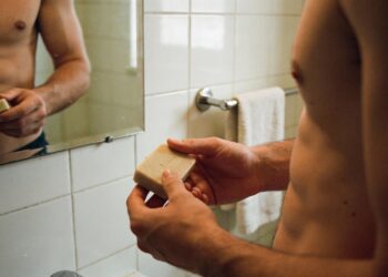 Usar sabonete íntimo feminino pode causar irritação nos homens?