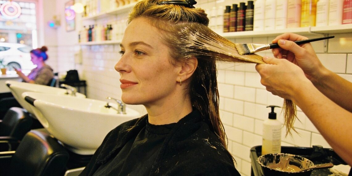 Pintar o cabelo menstruada faz mal? Entenda o que é mito e verdade