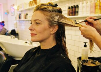 Pintar o cabelo menstruada faz mal? Entenda o que é mito e verdade