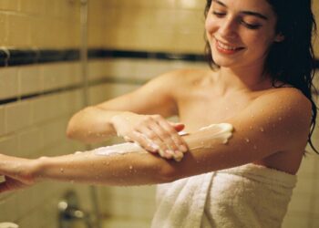 Hábitos diários comuns explicam por que você tem pele ressecada e opaca