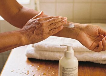 Coceira, rachadura e pele esbranquiçada somem quando você muda só alguns hábitos simples do dia a dia