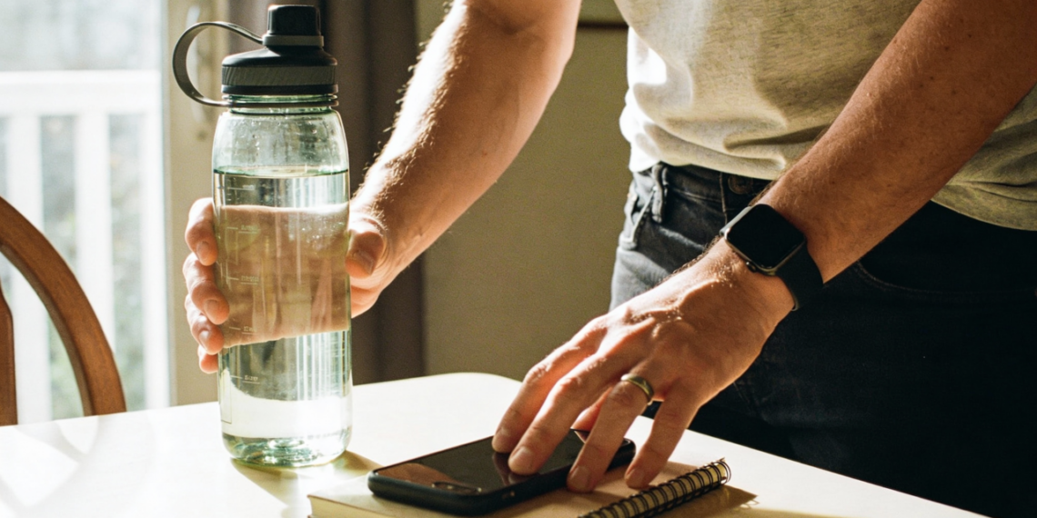 Muita gente se hidrata errado mesmo bebendo água todos os dias