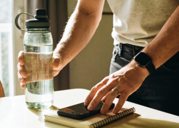 Muita gente se hidrata errado mesmo bebendo água todos os dias