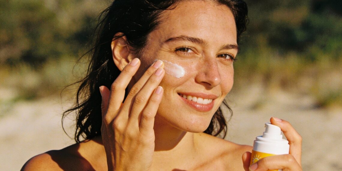 O uso diário do protetor solar pode evitar danos que você não vê na pele