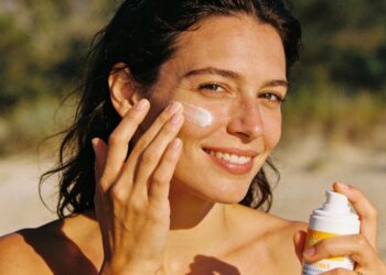 O uso diário do protetor solar pode evitar danos que você não vê na pele