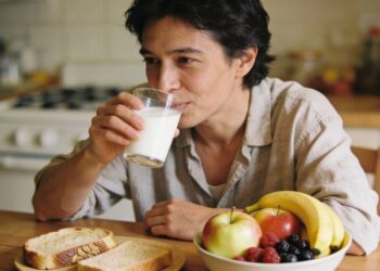 O leite realmente causa inflamação ou isso é confusão comum?