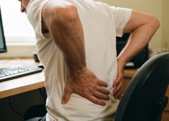 Oito em cada dez pessoas terão essa dor nas costas em algum momento da vida, segundo OMS