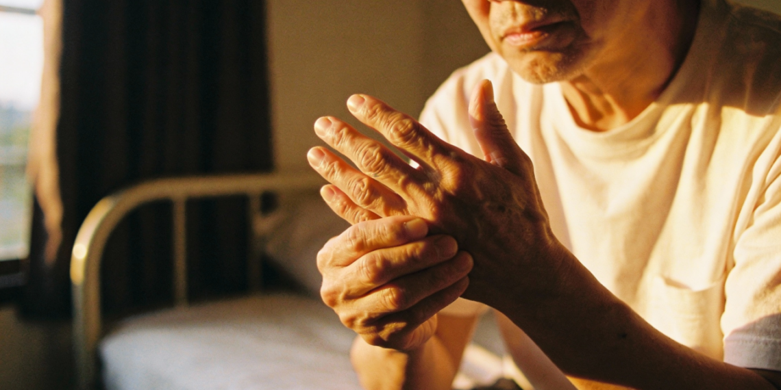 Dor e inchaço nas juntas costumam indicar artrite em fase inicial