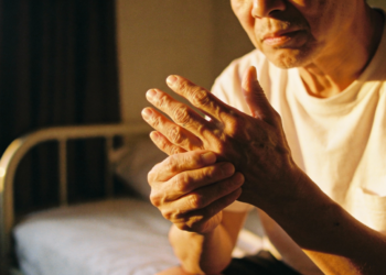 Dor e inchaço nas juntas costumam indicar artrite em fase inicial