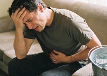 Dor de cabeça com ânsia de vomitar tem essas 10 causas