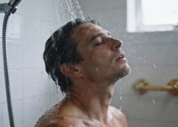 O banho gelado oferece benefícios comprovados por estudos científicos recentes