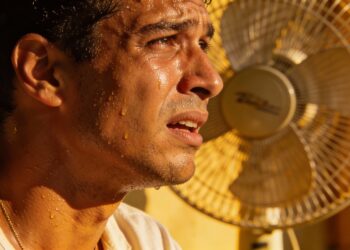 Calor sem parar mesmo no ar condicionado pode ser sinal dessas 6 condições de saúde