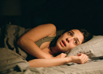 Por que o corpo dá um pulo ao dormir e como reduzir esses sustos?