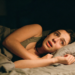 Por que o corpo dá um pulo ao dormir e como reduzir esses sustos?