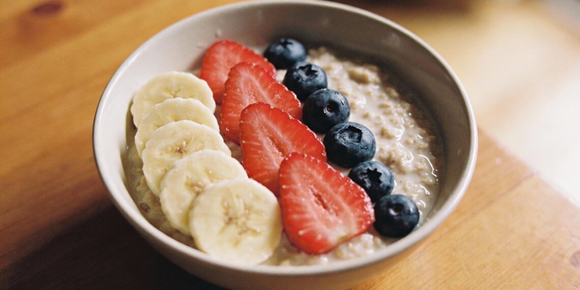 Aveia e intestino: por que ela pode soltar ou prender dependendo do consumo