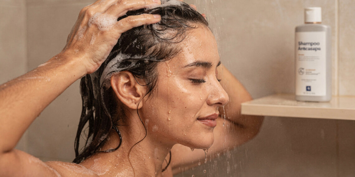 O que você faz todos os dias e pode estar piorando a sua caspa