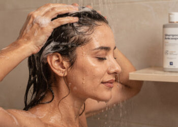 O que você faz todos os dias e pode estar piorando a sua caspa