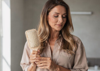 Queda de cabelo em excesso costuma ser um alerta silencioso sobre a saúde do corpo
