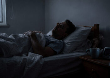 Por que o corpo não desliga quando você deita para dormir?