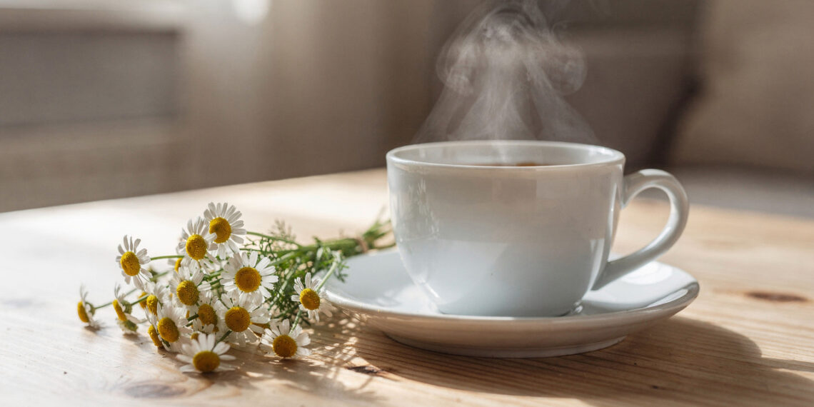 Chá de camomila pode mesmo ajudar no sono e na ansiedade?