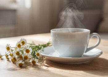 Chá de camomila pode mesmo ajudar no sono e na ansiedade?