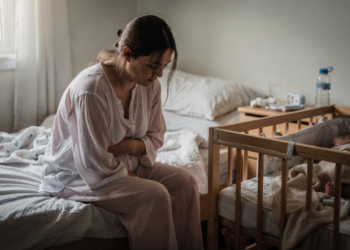 Tristeza profunda após o parto costuma ir além do cansaço materno