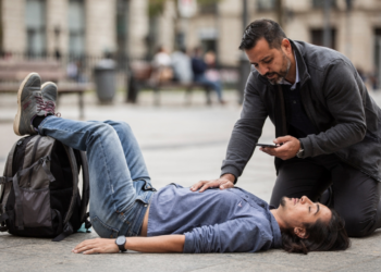 Saber o que fazer após um desmaio pode te ajudar a salvar vidas