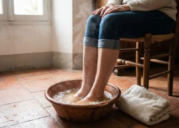 Escalda-pés com vinagre e sal grosso é um cuidado caseiro simples que ajuda a aliviar o cansaço e manter os pés saudáveis.